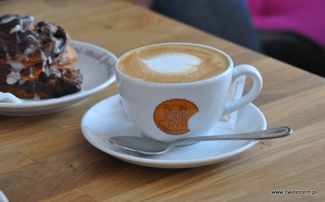 Kraków - Bonjour CaVa - cappuccino i drożdżówka