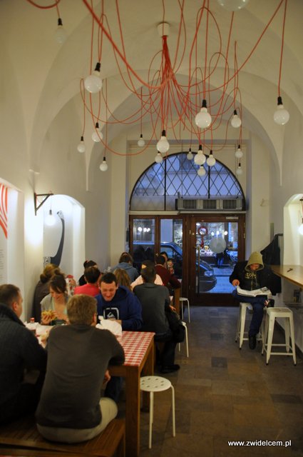 Kraków - Moaburger - stoliki