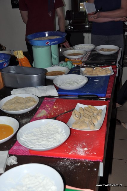 Kraków - Valparaiso - warsztaty tapas - panierujemy kalmary w grupach
