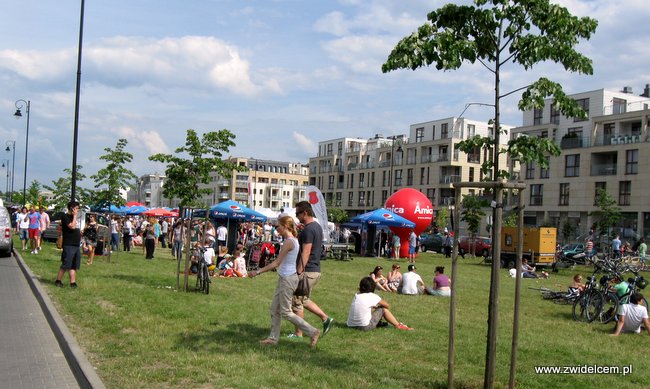 Warszawa - Street Food Festival - trawnik i ludzie