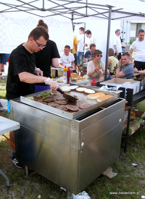 Warszawa - Street Food Festival - grillowanie burerów