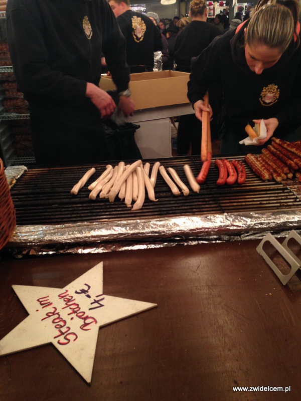 Berlin - weihnachtsmarkt charlottenburg - kiełbaski na grillu