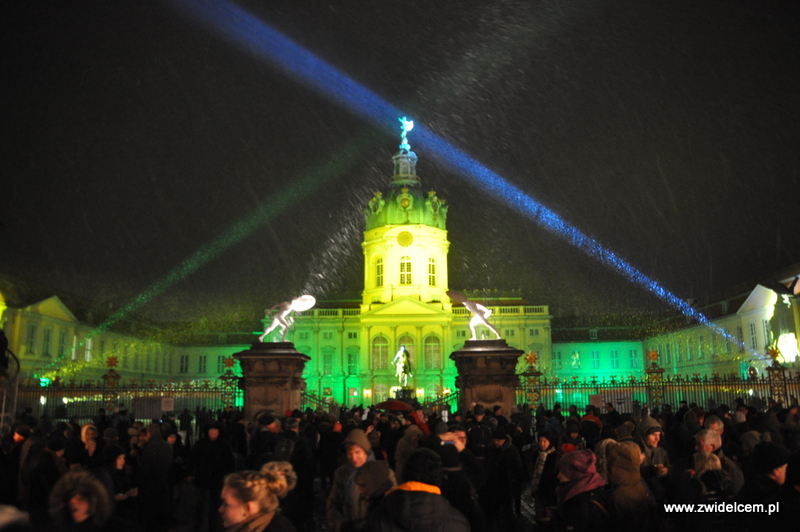 Berlin - weihnachtsmarkt charlottenburg - oświetlony pałac