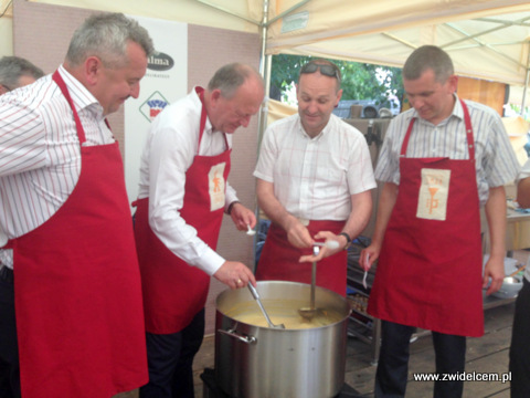 Stary Sącz - Małopolski Festiwal Smaku - władze gotują zupę czosnkową