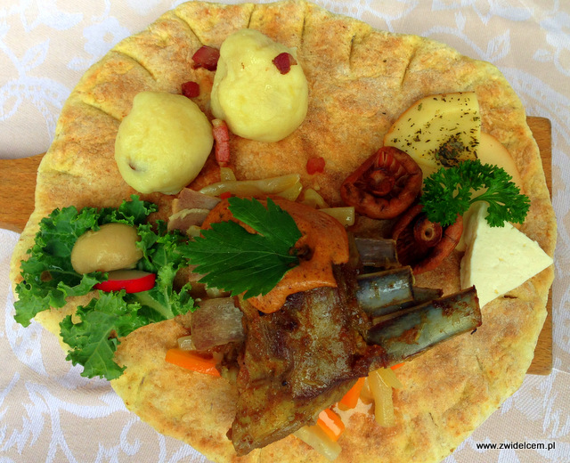 Wysowa - Święto Rydza -podpłomyk, jagnięcina, grule z bryndzą - Hańczowa
